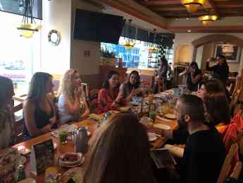 Olive Garden lanza sus nuevos desayunos italianos y lo celebra con un grupo de grandiosas mujeres