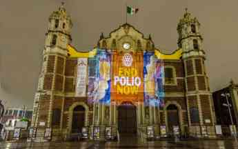 Se ilumina la Antígua Básilica de Guadalupe con la imagen de End Polio Now