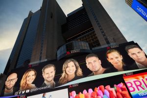 Latino Wall Street en el punto de mira: desde las vallas publicitarias de Times Square en Nueva York y en toda América Latina