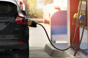 Descubre cómo ahorrar combustible en la renta de camionetas, según Mobil