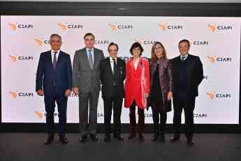 Diego del Alcázar y María Benjumea reciben la medalla de Honor de CEAPI