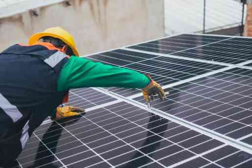 Lucerna Energy explica como reducir costos con paneles solares industriales