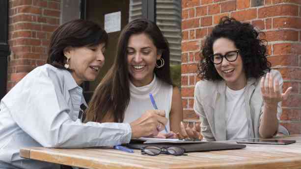 AMEDigital impulsa inclusión digital para mujeres en proceso de reinserción social