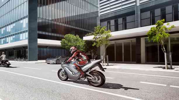 ABS y seguridad vial: tres décadas de innovación de Bosch que protegen a los motociclistas